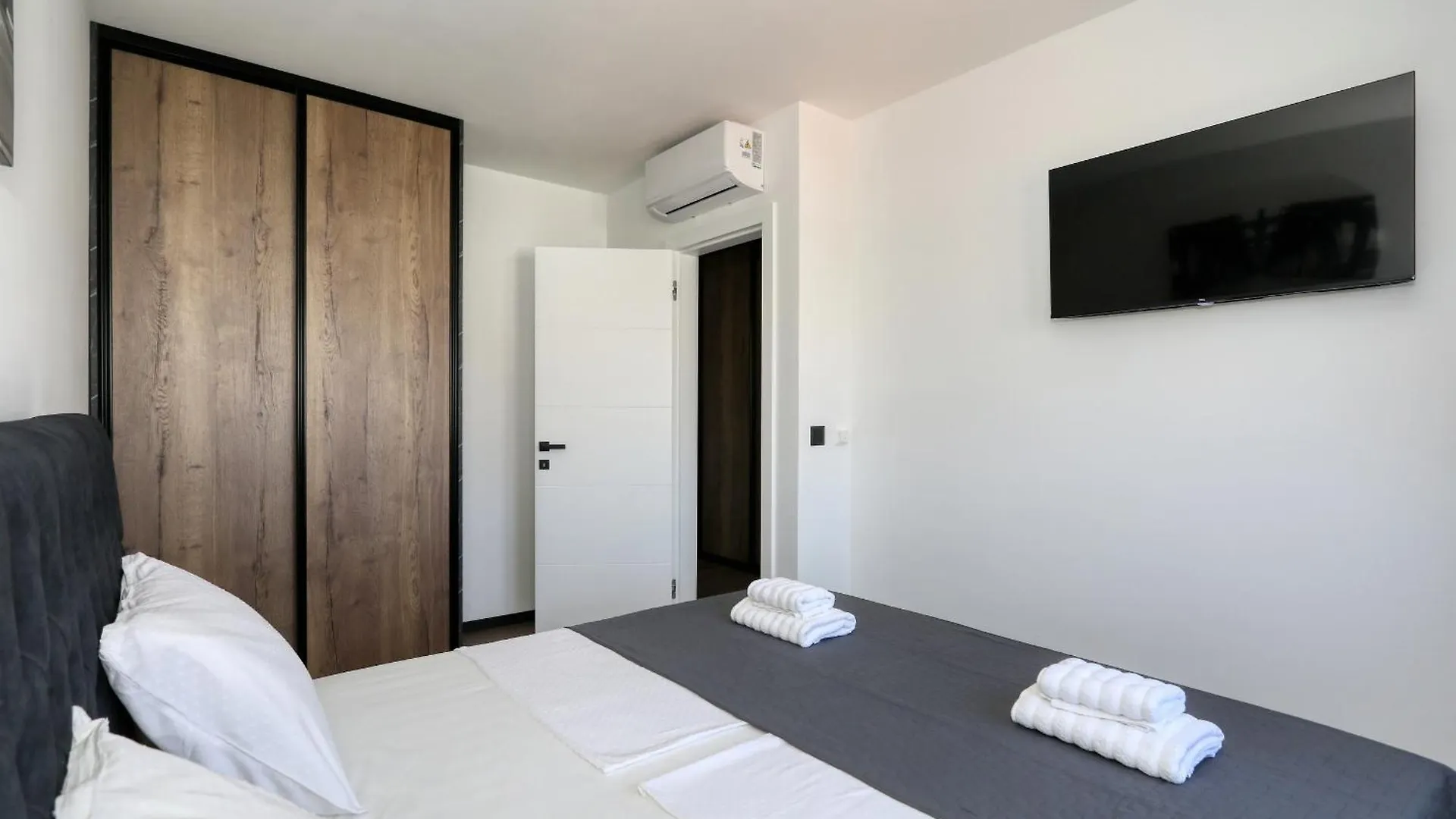 Apartmán K3-Penthouse With Sea View And Heated Pool Vir 0*,  Chorvatsko
